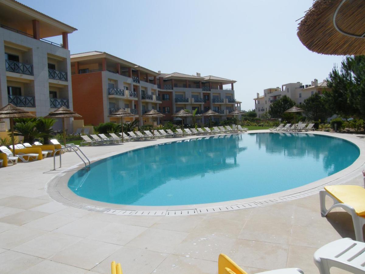 Luxurious First Floor With Balconies Overlooking Pool And Gardens. Albufeira