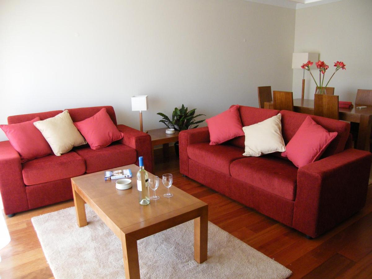 Luxurious First Floor With Balconies Overlooking Pool And Gardens. Albufeira